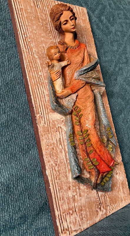 Wandreliëf Madonna met Kind jaren 60, plooien in het kleed in terracotta en oranje