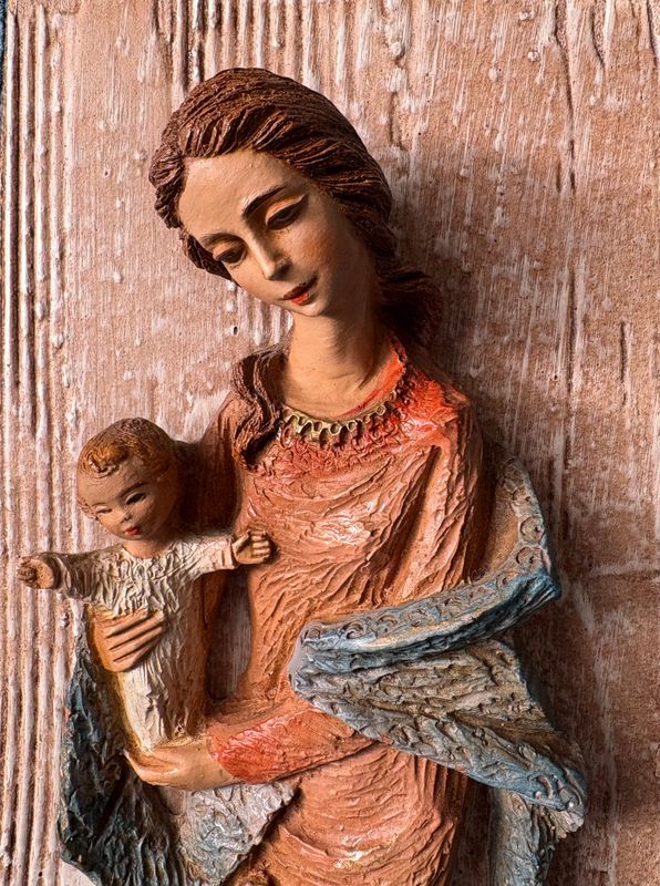 Wandreliëf Madonna met Kind jaren 60, gezicht van Maria en het Kind van dichtbij